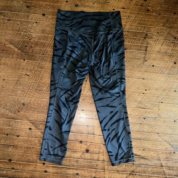 Athleta M salutations stash pocket II zebra stripe tight 7/8 leggings - Picture 5 of 5